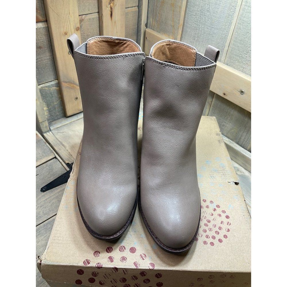 new NIB EuroSoft Grey Taupe Ankle Boots Faux Leather SABIRA US7 7M - Picture 3 of 8